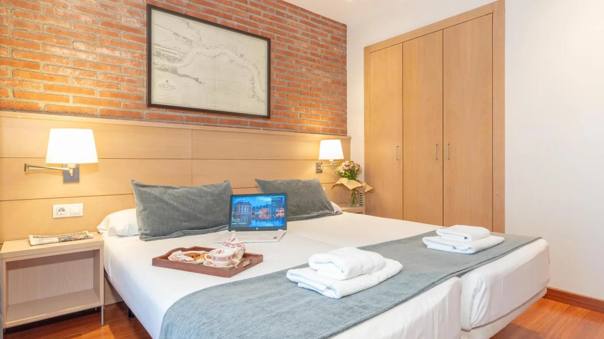 Serennia Cest Apartamentos Arc De Triomf Barcelona Spain
