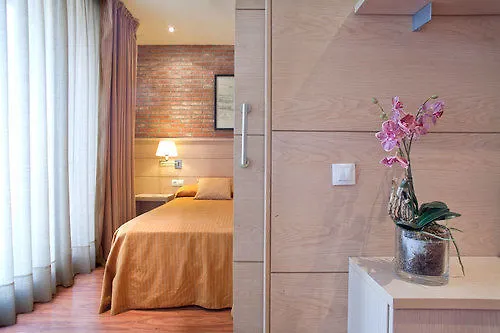 Serennia Cest Apartamentos Arc De Triomf Barcelona Spain