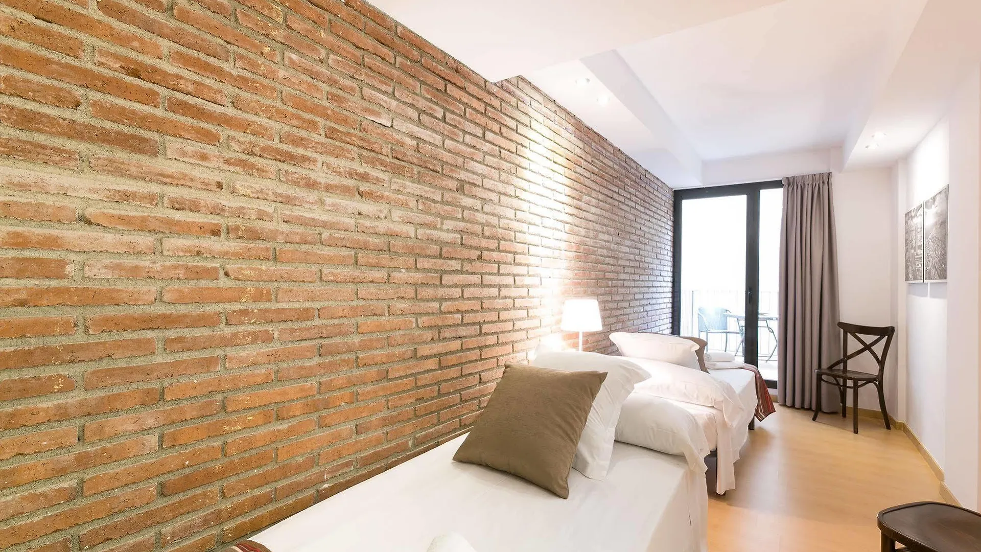 Serennia Cest Apartamentos Arc De Triomf Barcelona